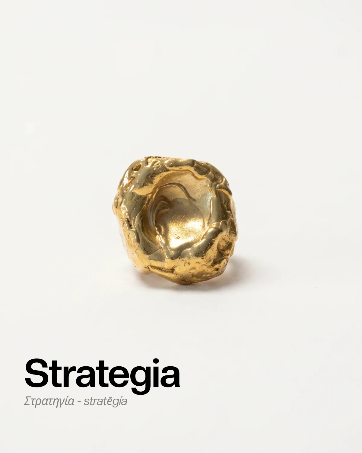 Scultura in ottone dorato, simbolo della strategia